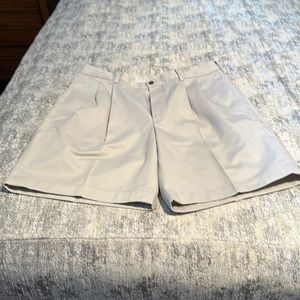 Kaki Brooks Brothers short with pleats